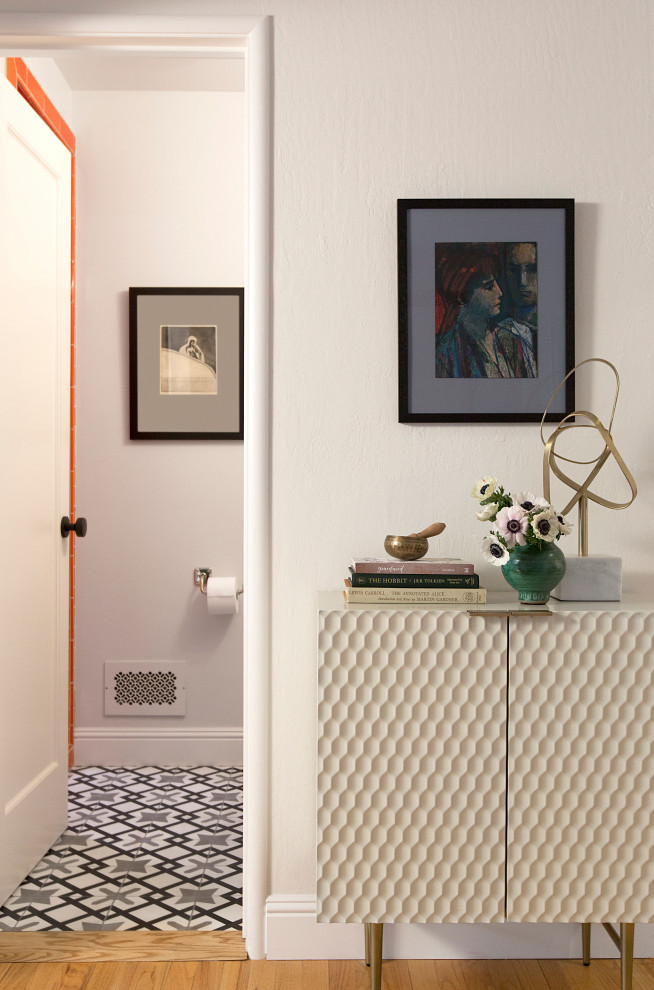 Inredning av ett klassiskt mellanstort badrum, med en dusch i en alkov, en toalettstol med separat cisternkåpa, orange kakel, keramikplattor, grå väggar, klinkergolv i keramik, ett undermonterad handfat, flerfärgat golv och med dusch som är öppen