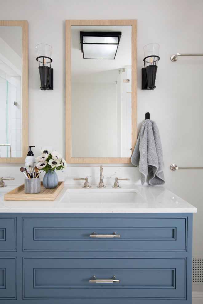 Idéer för att renovera ett stort vintage vit vitt en-suite badrum, med möbel-liknande, blå skåp, en dusch i en alkov, vit kakel, tunnelbanekakel, mosaikgolv, ett undermonterad handfat, bänkskiva i kvarts, flerfärgat golv och dusch med gångjärnsdörr