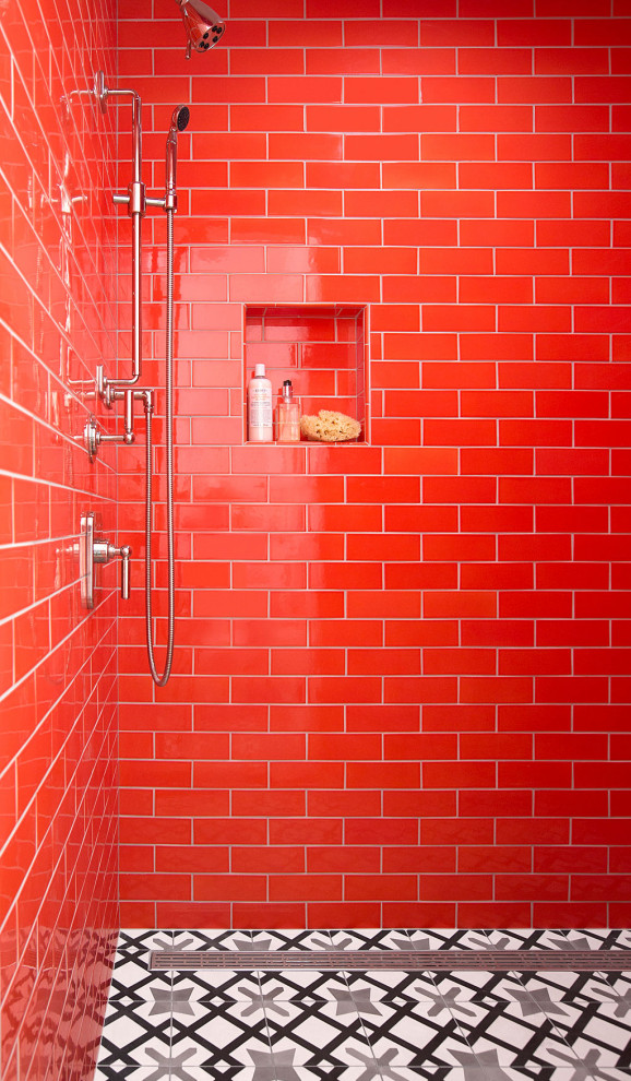 На фото: ванная комната среднего размера в стиле неоклассика (современная классика) с плоскими фасадами, серыми фасадами, душем в нише, раздельным унитазом, оранжевой плиткой, керамической плиткой, серыми стенами, полом из керамической плитки, врезной раковиной, мраморной столешницей, разноцветным полом, открытым душем, белой столешницей, тумбой под одну раковину и напольной тумбой с