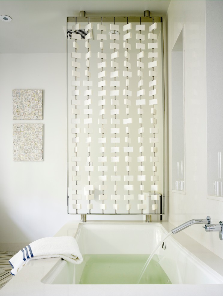 Свежая идея для дизайна: ванная комната в современном стиле с полновстраиваемой ванной - отличное фото интерьера