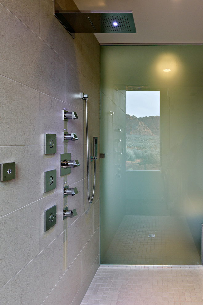 Idéer för att renovera ett mellanstort funkis en-suite badrum, med släta luckor, vita skåp, en dusch/badkar-kombination, beige kakel, porslinskakel, beige väggar, betonggolv, bänkskiva i kvarts, grått golv och dusch med gångjärnsdörr
