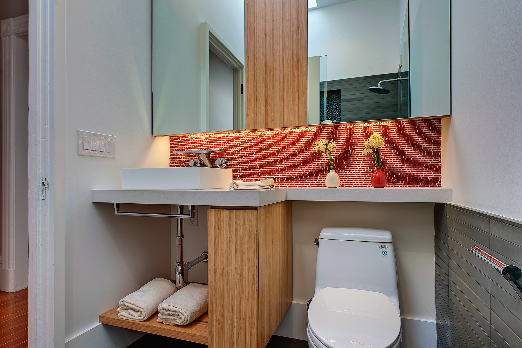 Столешница в маленькую ванную. Интересные решения для ванной комнаты. Дизайнерские решения для ванной комнаты. Интересные решения для маленькой квартиры. Туалет со столешницей и раковиной.