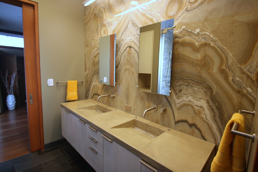 Пример оригинального дизайна: главная ванная комната среднего размера в стиле модернизм с плоскими фасадами, белыми фасадами, отдельно стоящей ванной, угловым душем, унитазом-моноблоком, бежевой плиткой, плиткой из листового камня, бежевыми стенами, монолитной раковиной и столешницей из искусственного кварца