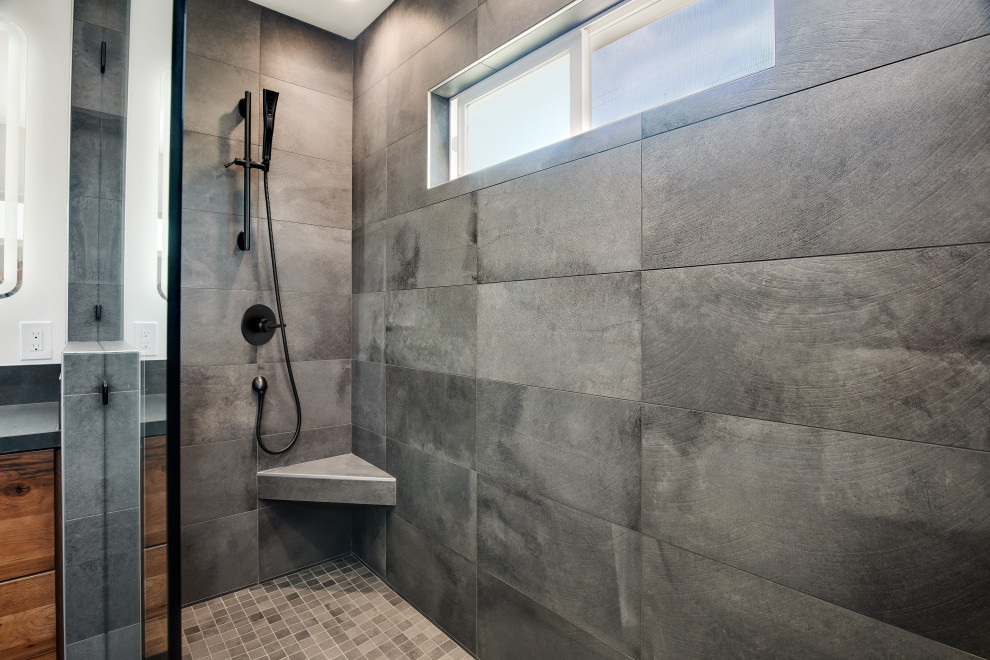 Inredning av ett modernt mellanstort grå grått en-suite badrum, med släta luckor, skåp i mellenmörkt trä, grå kakel, keramikplattor och bänkskiva i kvarts
