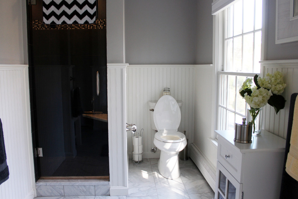 Aménagement d'une grande douche en alcôve principale classique avec un placard à porte shaker, des portes de placard blanches, WC séparés, un mur gris, un sol en marbre, un lavabo encastré et un plan de toilette en marbre.