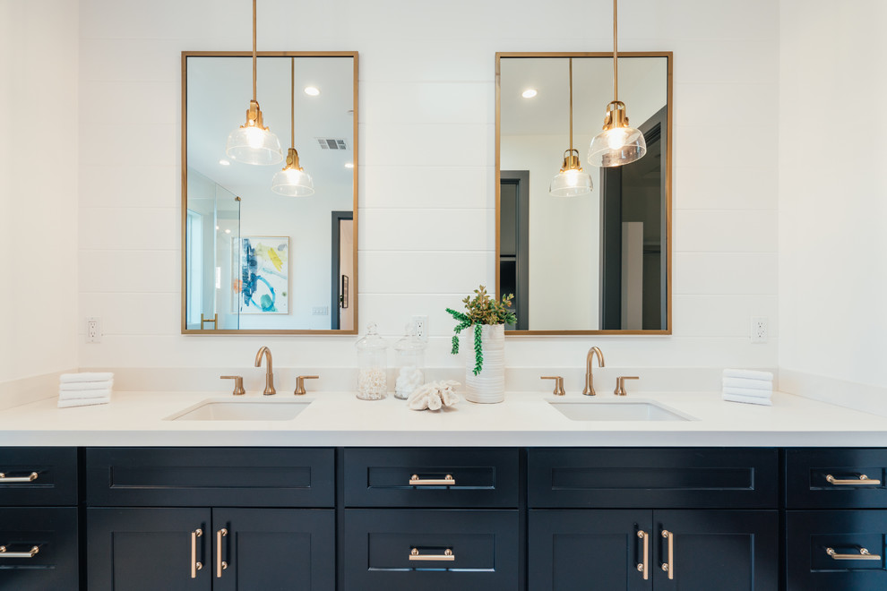 Стильный дизайн: главная ванная комната в морском стиле с фасадами в стиле шейкер, черными фасадами, белой плиткой, белыми стенами, врезной раковиной, белой столешницей и зеркалом с подсветкой - последний тренд