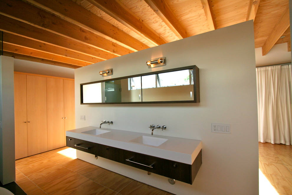 Modelo de cuarto de baño minimalista con lavabo integrado y vestidor