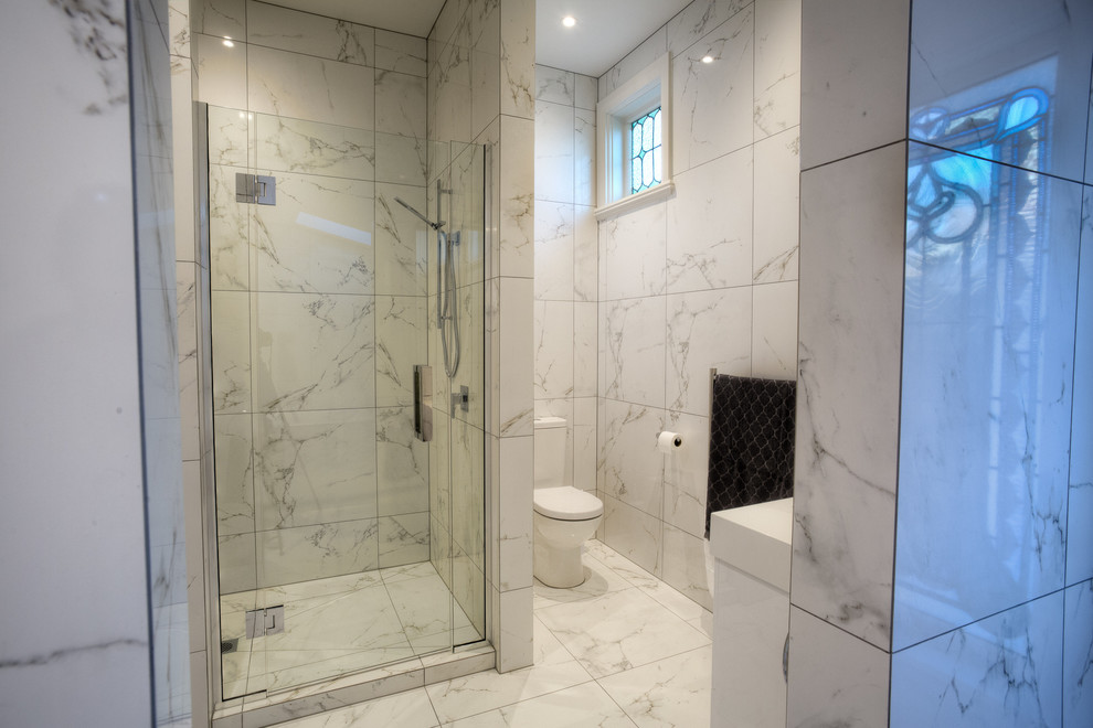 Источник вдохновения для домашнего уюта: большая главная ванная комната в стиле модернизм с белыми фасадами, душем в нише, белой плиткой, керамогранитной плиткой, белыми стенами, полом из керамогранита, белым полом и душем с распашными дверями