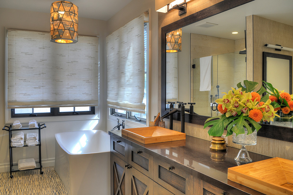 На фото: главная ванная комната в стиле неоклассика (современная классика) с коричневыми фасадами, отдельно стоящей ванной, угловым душем, бежевыми стенами, настольной раковиной и фасадами с утопленной филенкой