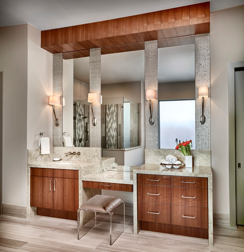 На фото: главная ванная комната в современном стиле с плоскими фасадами, фасадами цвета дерева среднего тона, бежевой плиткой, бежевыми стенами, врезной раковиной и бежевым полом с