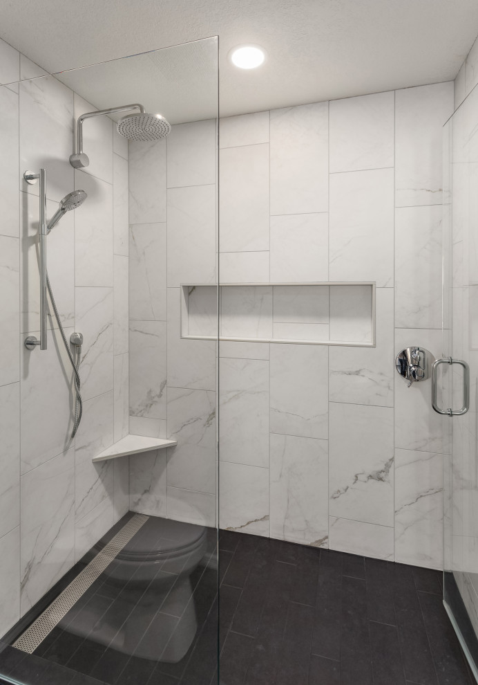 Exempel på ett modernt vit vitt en-suite badrum, med släta luckor, skåp i ljust trä, grå väggar, klinkergolv i porslin, ett undermonterad handfat, marmorbänkskiva och beiget golv
