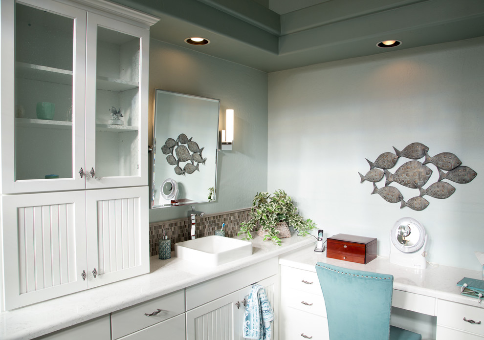 Источник вдохновения для домашнего уюта: большая главная ванная комната в морском стиле с стеклянными фасадами, белыми фасадами, душем без бортиков, унитазом-моноблоком, белой плиткой, керамогранитной плиткой, синими стенами, полом из керамогранита, настольной раковиной и столешницей из кварцита