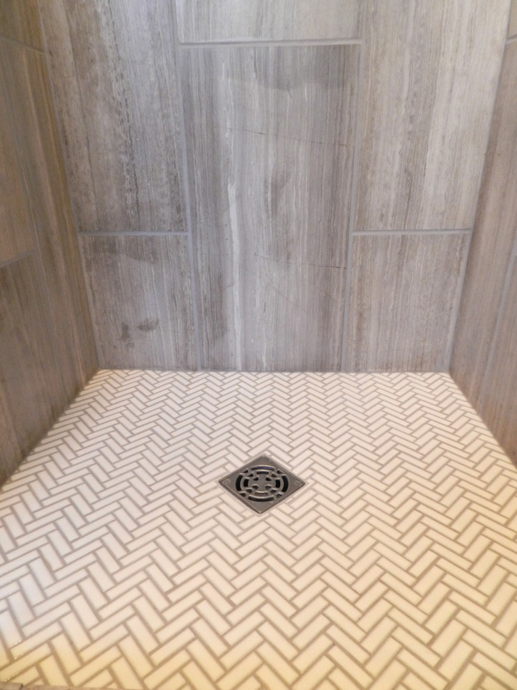 Cette image montre une petite douche en alcôve principale design en bois brun avec un lavabo suspendu, un placard à porte plane, un plan de toilette en marbre, WC séparés, un carrelage beige, mosaïque, un mur gris et un sol en marbre.