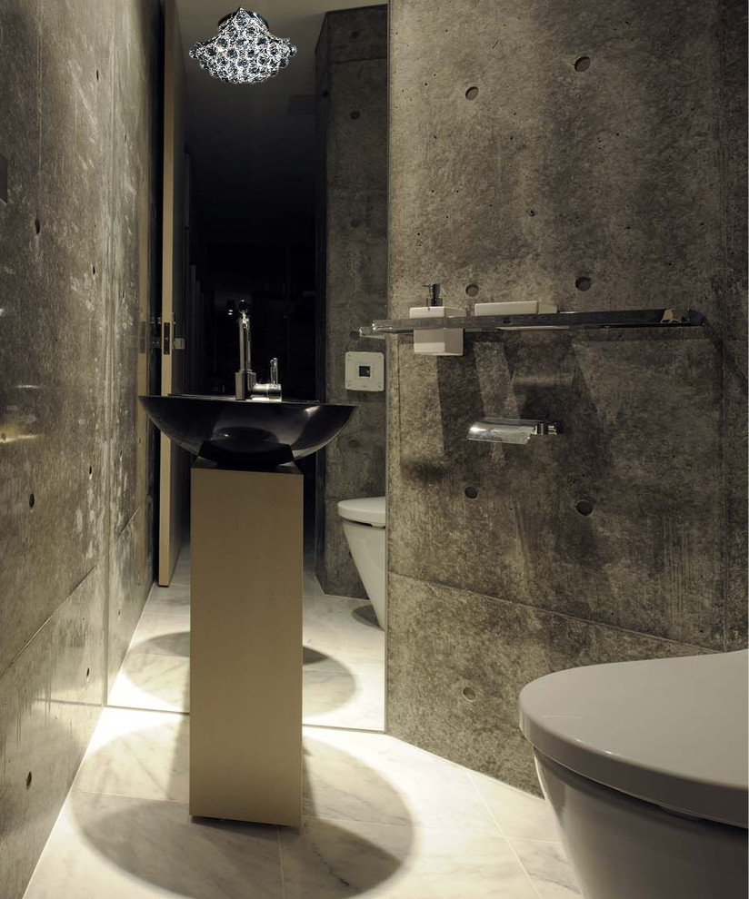 Modern inredning av ett litet badrum, med ett fristående handfat