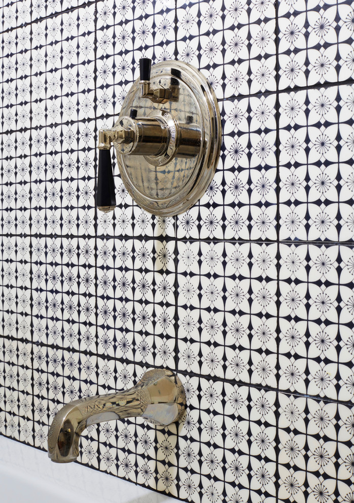 Свежая идея для дизайна: маленькая главная ванная комната в классическом стиле с фасадами с утопленной филенкой, черными фасадами, накладной ванной, душем над ванной, унитазом-моноблоком, бежевой плиткой, керамогранитной плиткой, бежевыми стенами, полом из керамической плитки, врезной раковиной, столешницей из известняка, бежевым полом и шторкой для ванной для на участке и в саду - отличное фото интерьера
