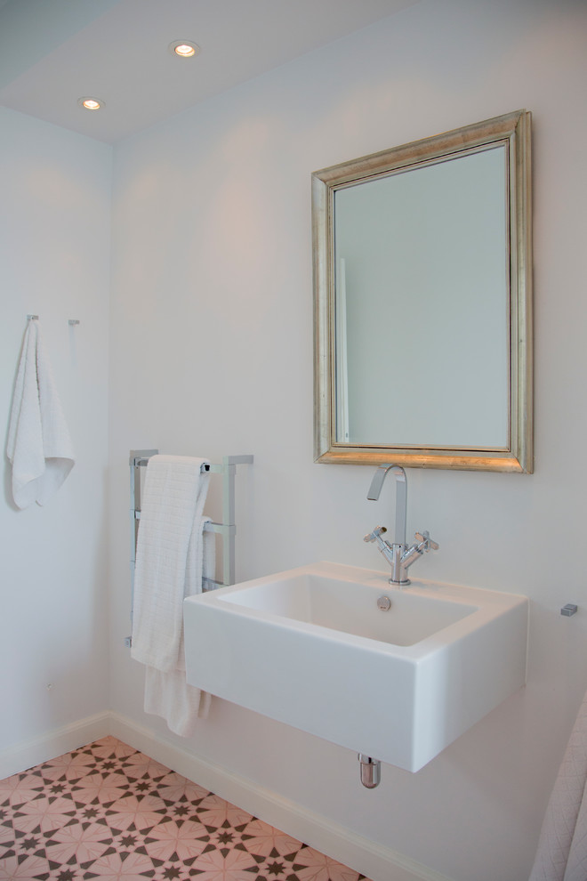 Imagen de cuarto de baño infantil contemporáneo de tamaño medio con baldosas y/o azulejos rosa, baldosas y/o azulejos de cemento, paredes blancas y suelo con mosaicos de baldosas