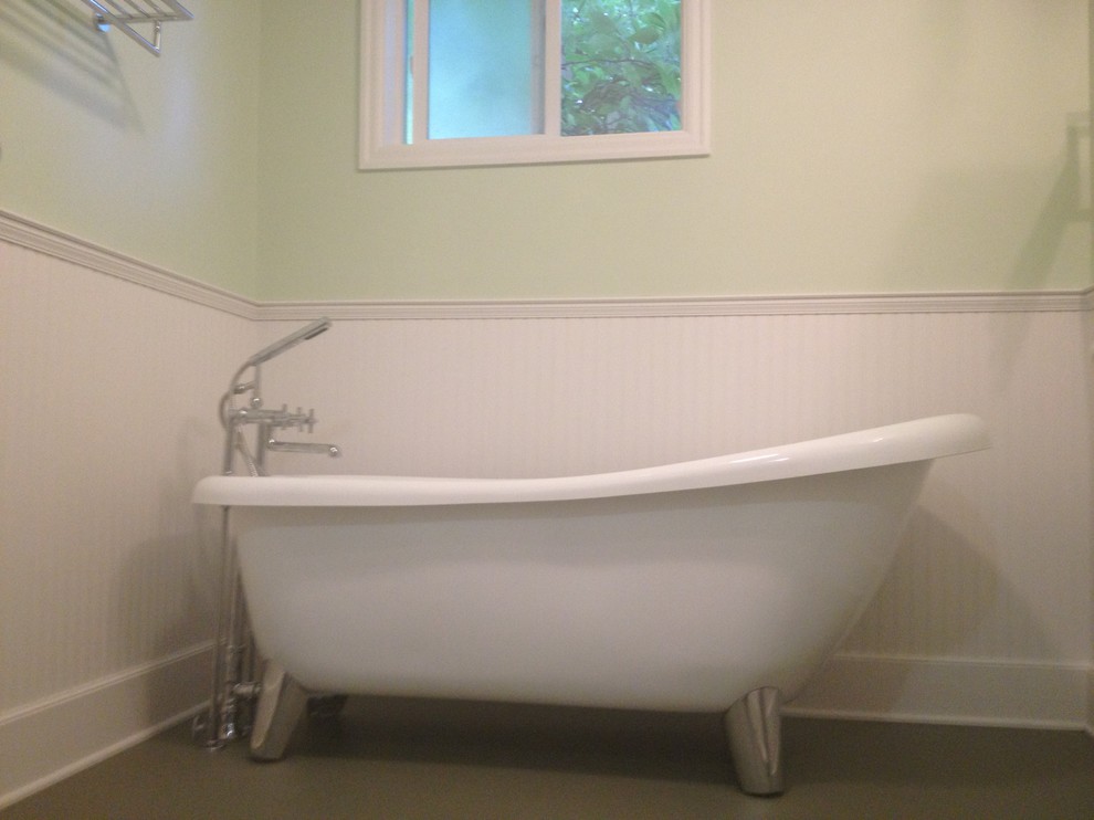 Immagine di una piccola stanza da bagno padronale tradizionale con lavabo a colonna, ante lisce, ante in legno bruno, top in quarzite, doccia alcova, piastrelle beige e piastrelle in ceramica