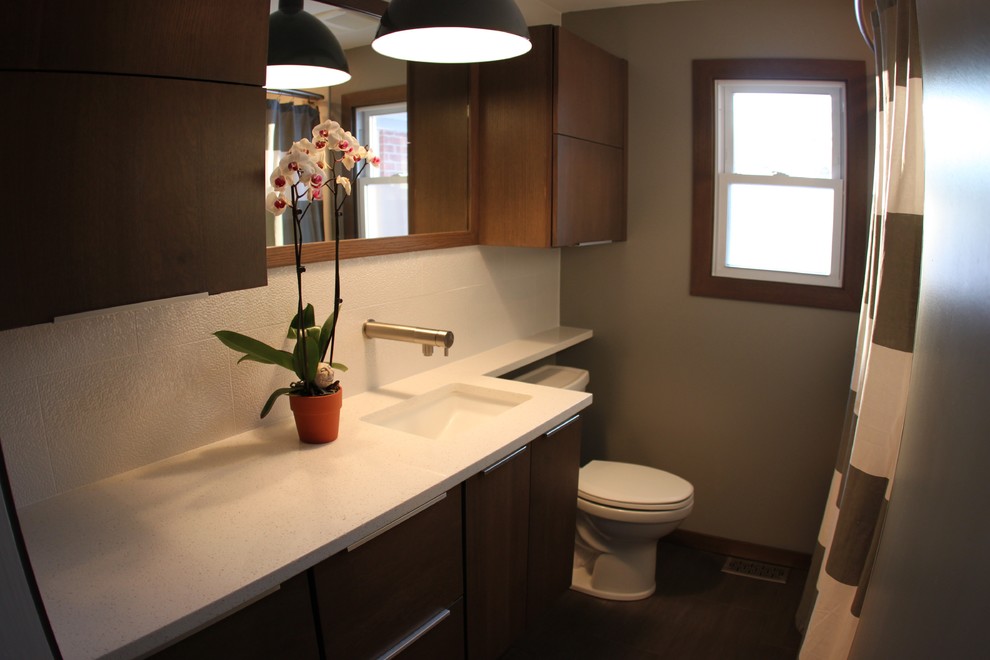 Idée de décoration pour une salle de bain minimaliste en bois foncé de taille moyenne avec un placard à porte plane, WC séparés, un mur beige, un lavabo encastré, un plan de toilette en quartz, un sol marron et une cabine de douche avec un rideau.