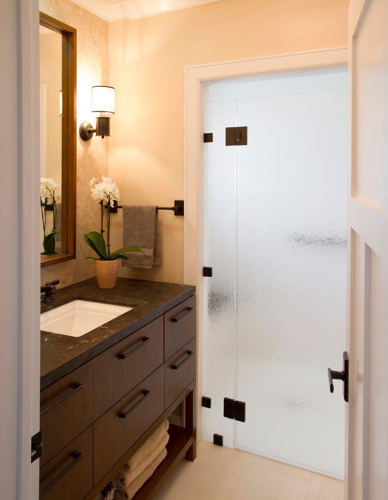 Klassisk inredning av ett svart svart badrum med dusch, med släta luckor, skåp i mörkt trä, en kantlös dusch, orange väggar, klinkergolv i porslin, ett undermonterad handfat, vitt golv, dusch med gångjärnsdörr och marmorbänkskiva