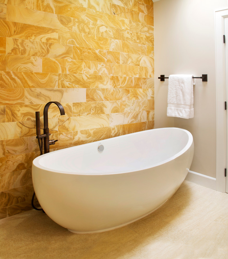 Свежая идея для дизайна: главная ванная комната в стиле неоклассика (современная классика) с отдельно стоящей ванной, оранжевой плиткой, белыми стенами, белым полом, мраморной плиткой и полом из известняка - отличное фото интерьера
