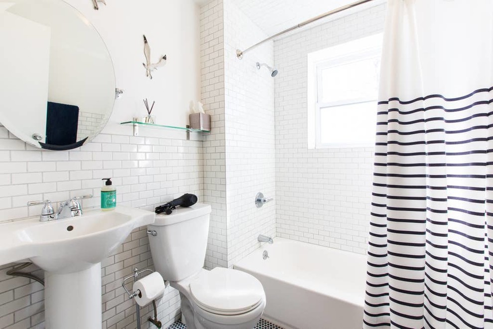 Kleines Maritimes Badezimmer En Suite mit Einbaubadewanne, Duschbadewanne, Toilette mit Aufsatzspülkasten, weißen Fliesen, Keramikfliesen, weißer Wandfarbe, Keramikboden, Sockelwaschbecken, blauem Boden und Duschvorhang-Duschabtrennung in New York