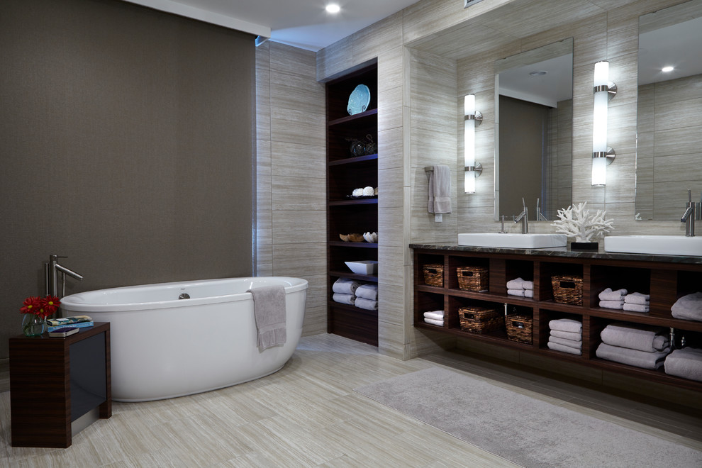 Idéer för ett mellanstort modernt en-suite badrum, med bruna skåp, ett fristående badkar och beige väggar