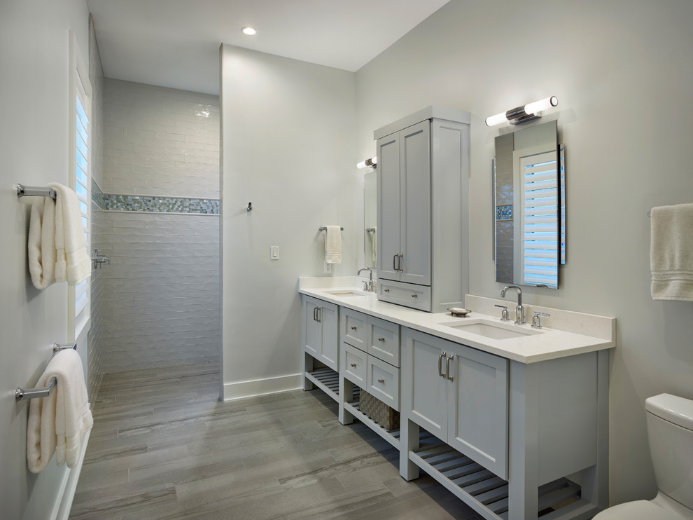 Inspiration för stora moderna vitt en-suite badrum, med skåp i shakerstil, grå skåp, en öppen dusch, en toalettstol med separat cisternkåpa, grå kakel, keramikplattor, grå väggar, klinkergolv i keramik, ett undermonterad handfat, bänkskiva i kvarts, grått golv och med dusch som är öppen