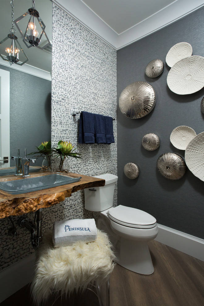 Esempio di una stanza da bagno di medie dimensioni con ante beige, WC monopezzo, pareti grigie, pavimento in legno massello medio, lavabo sospeso, pavimento beige e top grigio