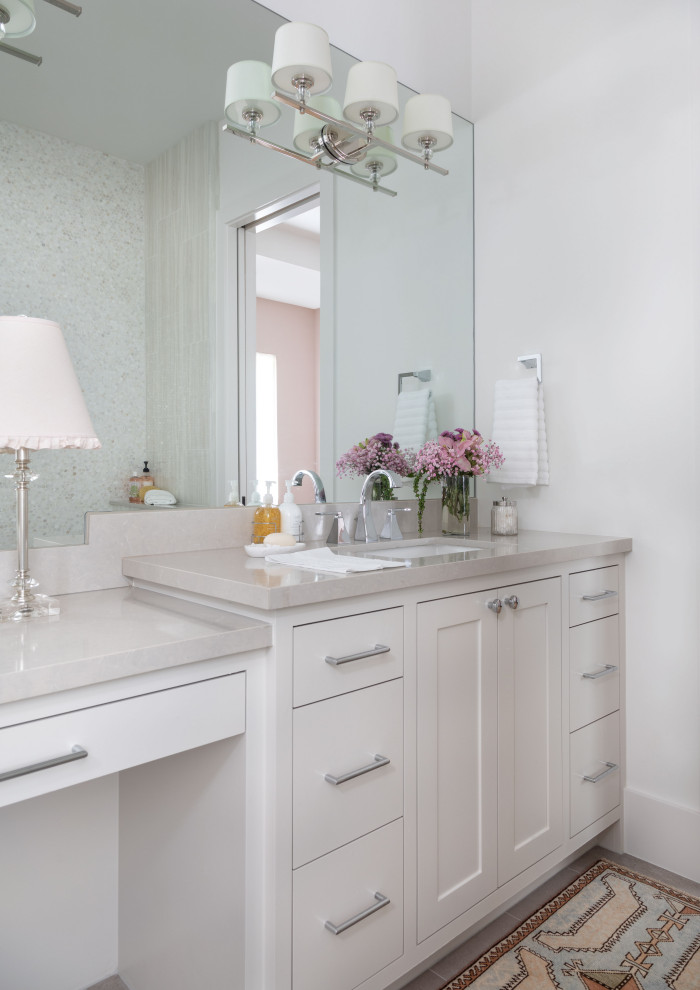 Cette photo montre une salle de bain bord de mer avec un placard à porte shaker, des portes de placard blanches, un mur blanc, un lavabo encastré, un plan de toilette gris, meuble simple vasque et meuble-lavabo encastré.