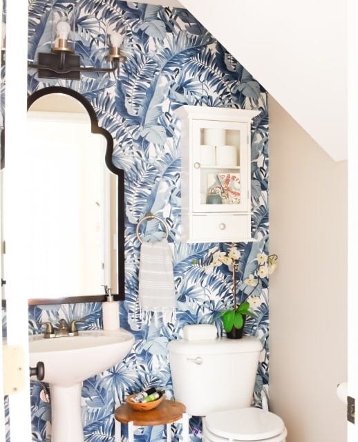 На фото: маленькая ванная комната в морском стиле с синими стенами для на участке и в саду