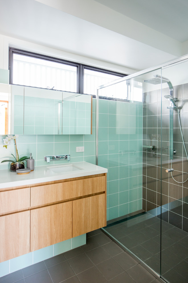Foto på ett maritimt en-suite badrum, med släta luckor, skåp i mellenmörkt trä, en hörndusch, grön kakel, flerfärgade väggar, ett undermonterad handfat, grått golv och dusch med skjutdörr