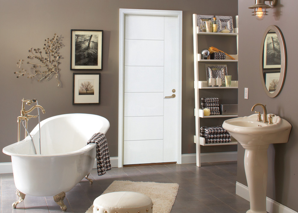 Пример оригинального дизайна: главная ванная комната среднего размера в современном стиле с ванной на ножках, унитазом-моноблоком, коричневыми стенами, полом из керамической плитки и раковиной с пьедесталом