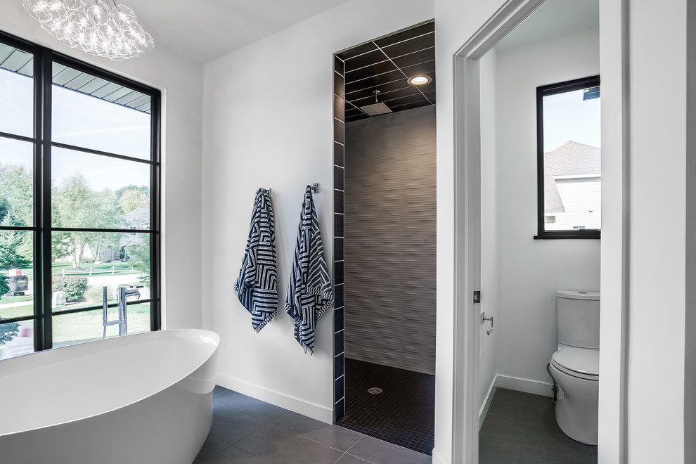 Источник вдохновения для домашнего уюта: главная ванная комната в современном стиле с черными фасадами, отдельно стоящей ванной, душем без бортиков, раздельным унитазом, черно-белой плиткой, белыми стенами, серым полом и открытым душем