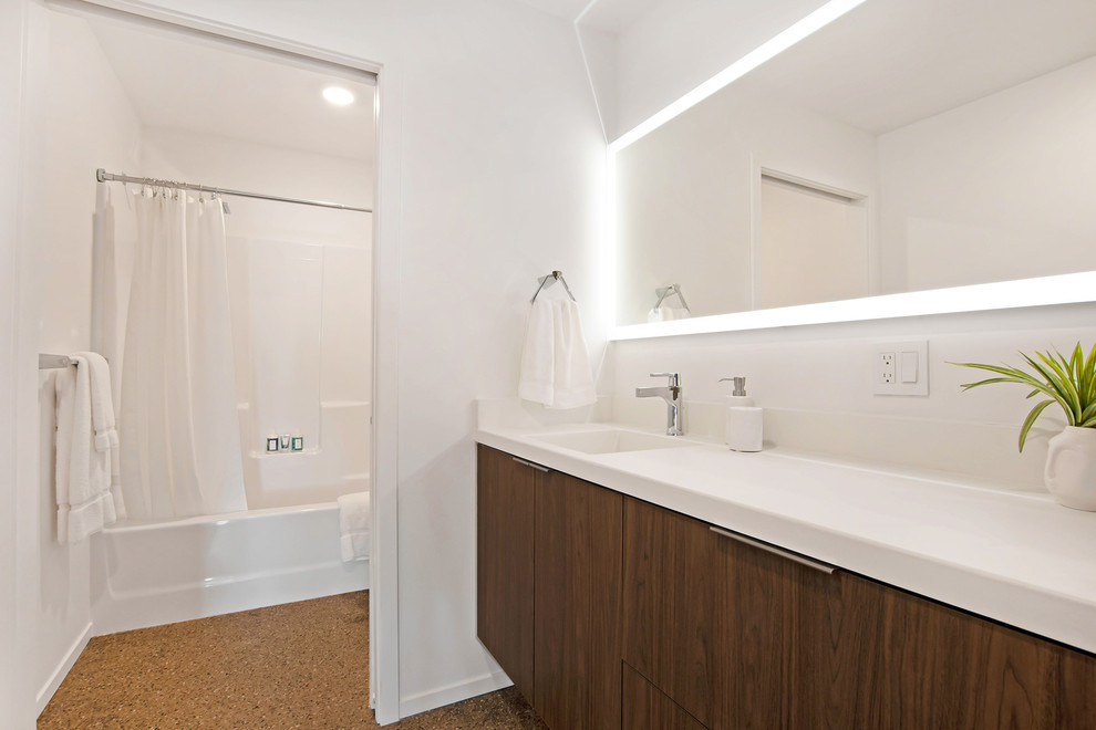 Inredning av ett modernt mellanstort vit vitt en-suite badrum, med släta luckor, skåp i mörkt trä, ett badkar i en alkov, en dusch/badkar-kombination, bänkskiva i kvarts, dusch med duschdraperi, vita väggar, korkgolv, brunt golv och ett integrerad handfat