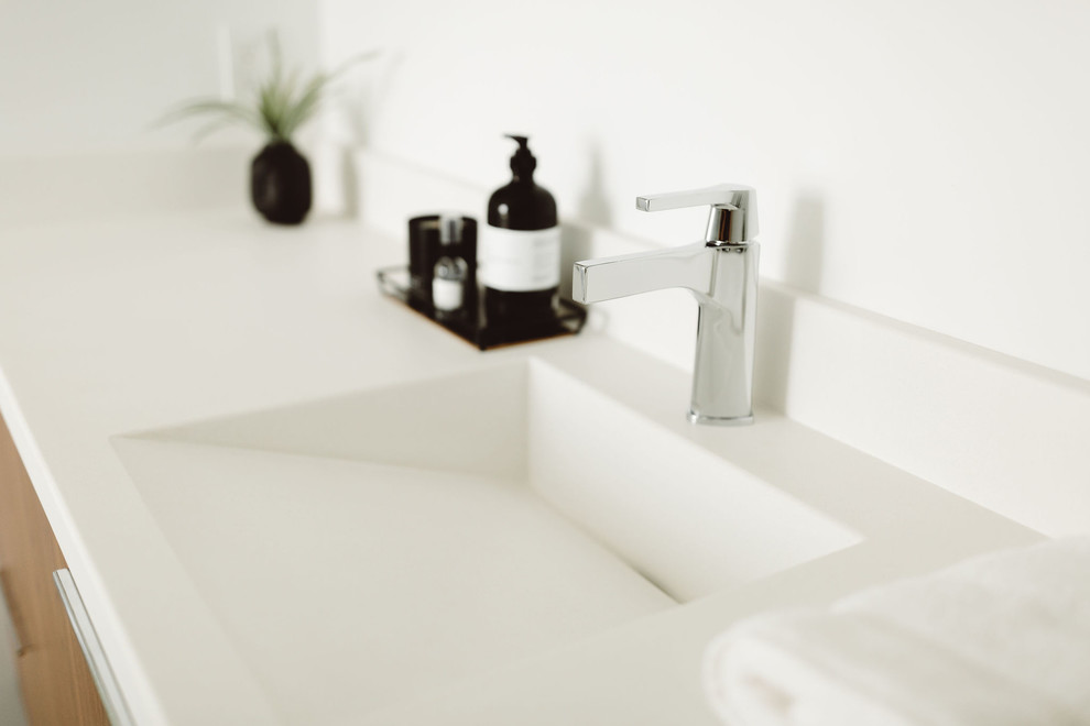 Exempel på ett modernt vit vitt en-suite badrum, med ett integrerad handfat, släta luckor, skåp i mörkt trä, ett fristående badkar, en hörndusch, vita väggar, korkgolv, bänkskiva i kvarts, brunt golv och dusch med gångjärnsdörr