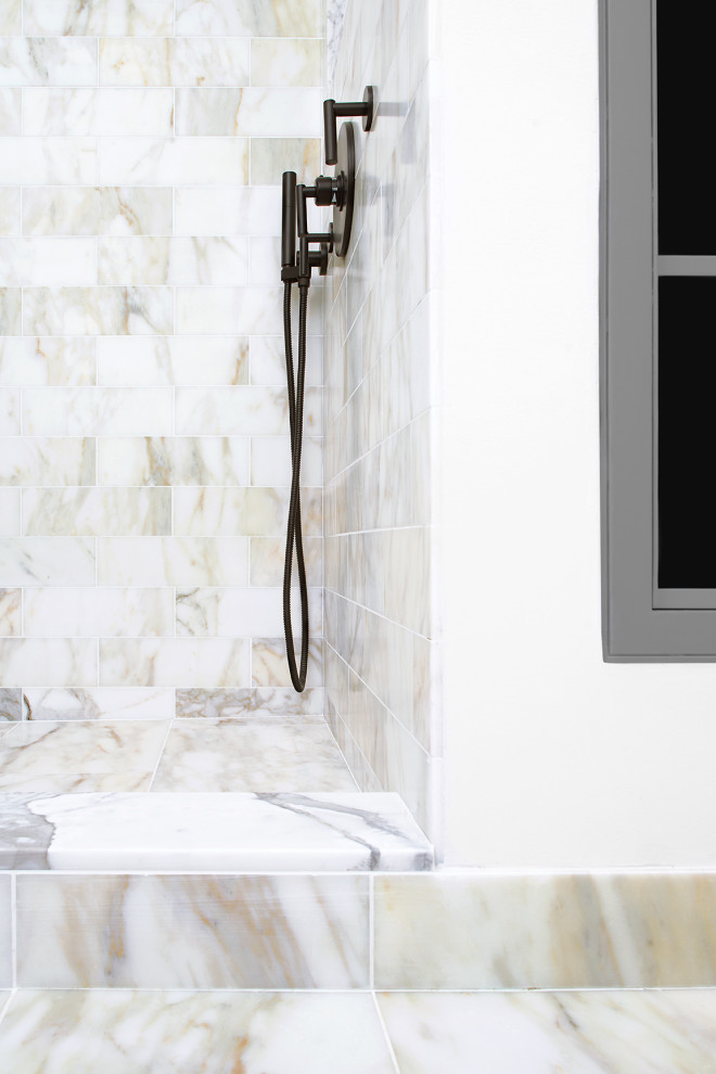 Idee per una stanza da bagno padronale contemporanea di medie dimensioni con ante in stile shaker, vasca da incasso, vasca/doccia, pareti bianche, un lavabo e mobile bagno freestanding