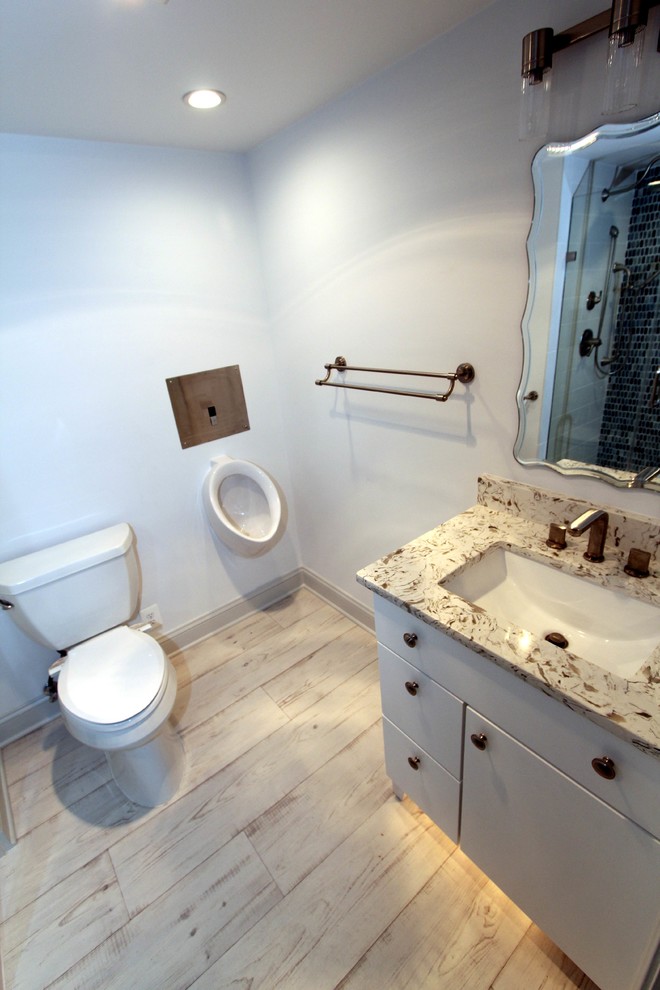 Idéer för små funkis en-suite badrum, med möbel-liknande, vita skåp, en toalettstol med separat cisternkåpa, vita väggar, vinylgolv, ett undermonterad handfat och bänkskiva i kvarts