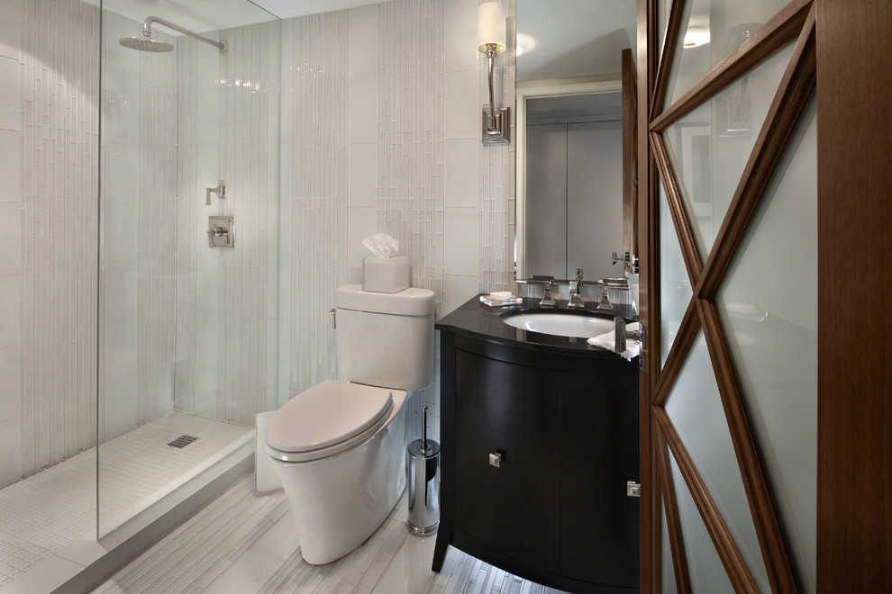 На фото: ванная комната среднего размера в современном стиле с белой плиткой, стеклянной плиткой, белыми стенами, фасадами островного типа, черными фасадами, душем в нише, раздельным унитазом, врезной раковиной и открытым душем
