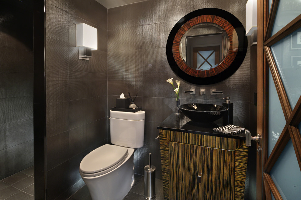 Ejemplo de cuarto de baño ecléctico pequeño con paredes negras, armarios tipo mueble, sanitario de dos piezas, baldosas y/o azulejos de metal, aseo y ducha y lavabo sobreencimera