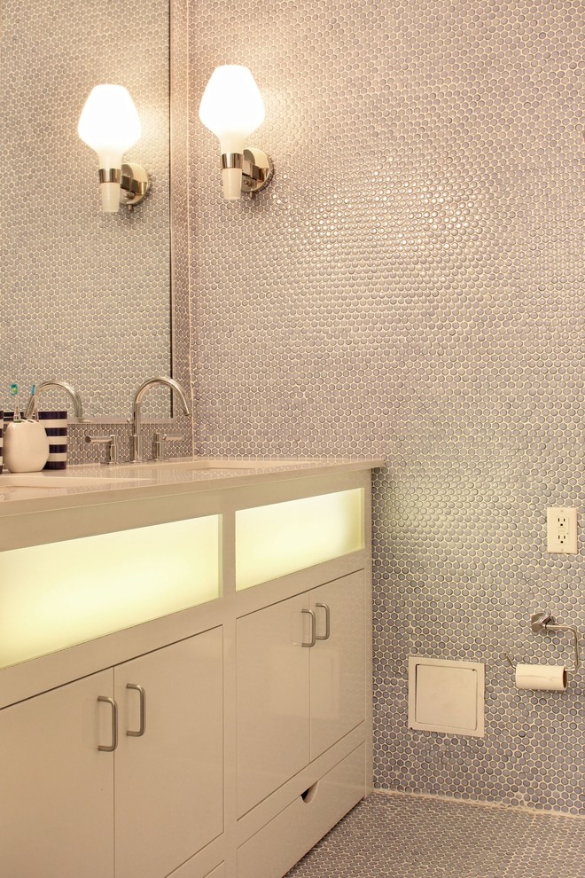 Foto di una stanza da bagno padronale minimal di medie dimensioni con ante lisce, ante bianche, piastrelle grigie, pareti grigie, lavabo sottopiano, piastrelle in ceramica e pavimento con piastrelle in ceramica