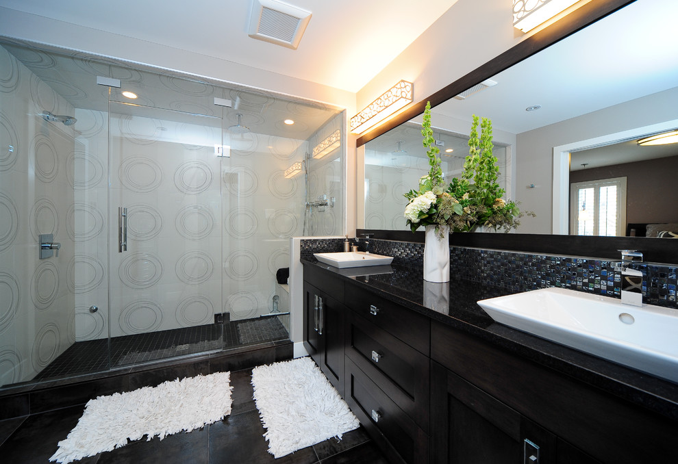 Foto de cuarto de baño rectangular actual con lavabo sobreencimera