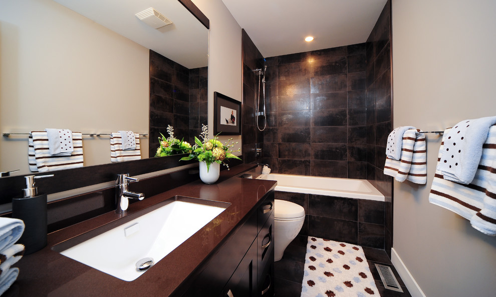 Ejemplo de cuarto de baño rectangular contemporáneo con lavabo bajoencimera