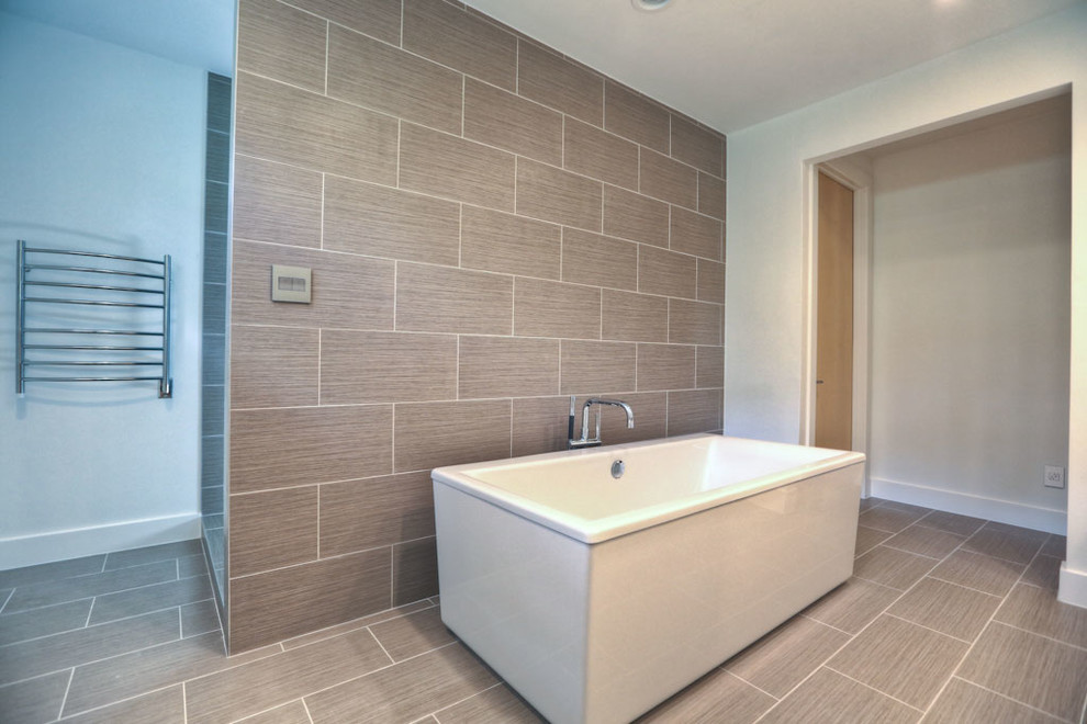 Esempio di una stanza da bagno contemporanea di medie dimensioni con lavabo da incasso, ante lisce, ante in legno chiaro, top in superficie solida, piastrelle bianche, pareti bianche e pavimento in gres porcellanato