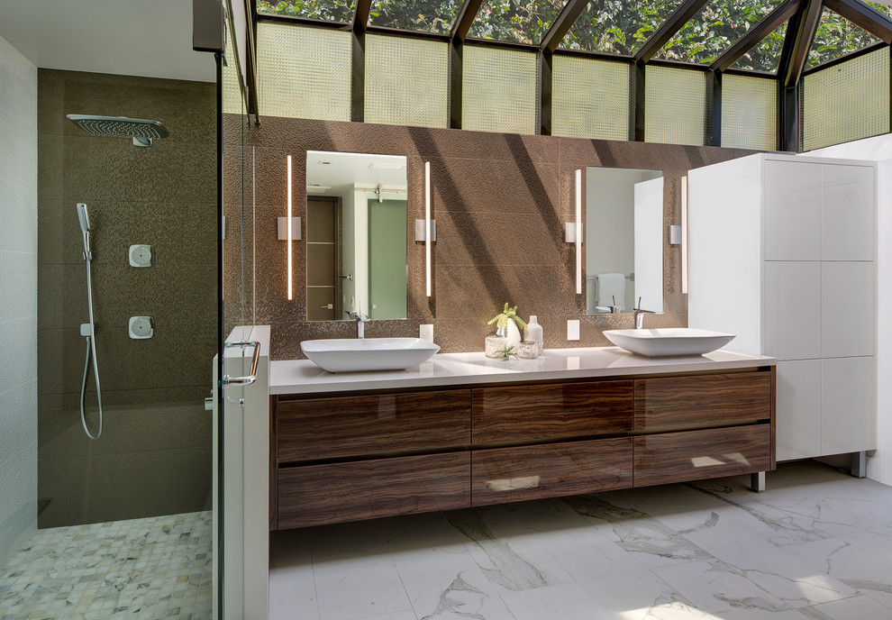 Свежая идея для дизайна: главная ванная комната в современном стиле с плоскими фасадами, темными деревянными фасадами, душем в нише, белыми стенами, настольной раковиной, белым полом, душем с распашными дверями и белой столешницей - отличное фото интерьера