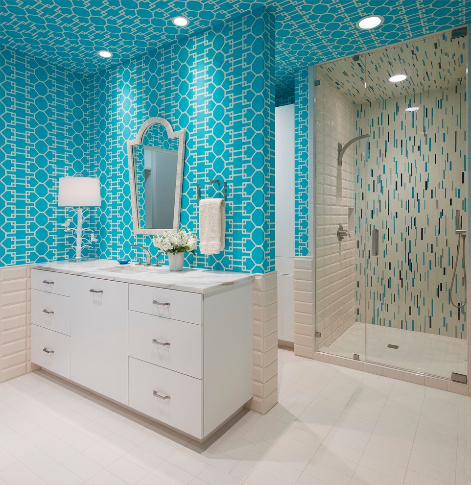Idéer för funkis en-suite badrum, med en dusch i en alkov, blå kakel, vit kakel, blå väggar och ett undermonterad handfat