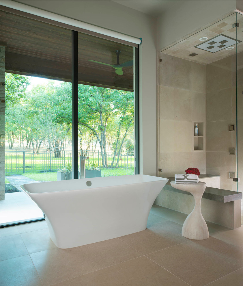ダラスにあるコンテンポラリースタイルのおしゃれな浴室 (置き型浴槽、コーナー設置型シャワー、ベージュのタイル、白い壁) の写真