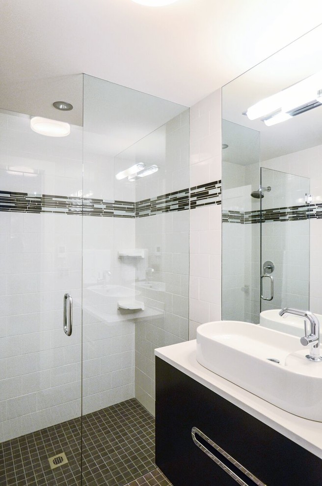 Exempel på ett stort modernt badrum, med släta luckor, svarta skåp, en kantlös dusch, grå kakel, stenkakel, vita väggar, mosaikgolv, ett väggmonterat handfat, bänkskiva i kvarts och en toalettstol med separat cisternkåpa
