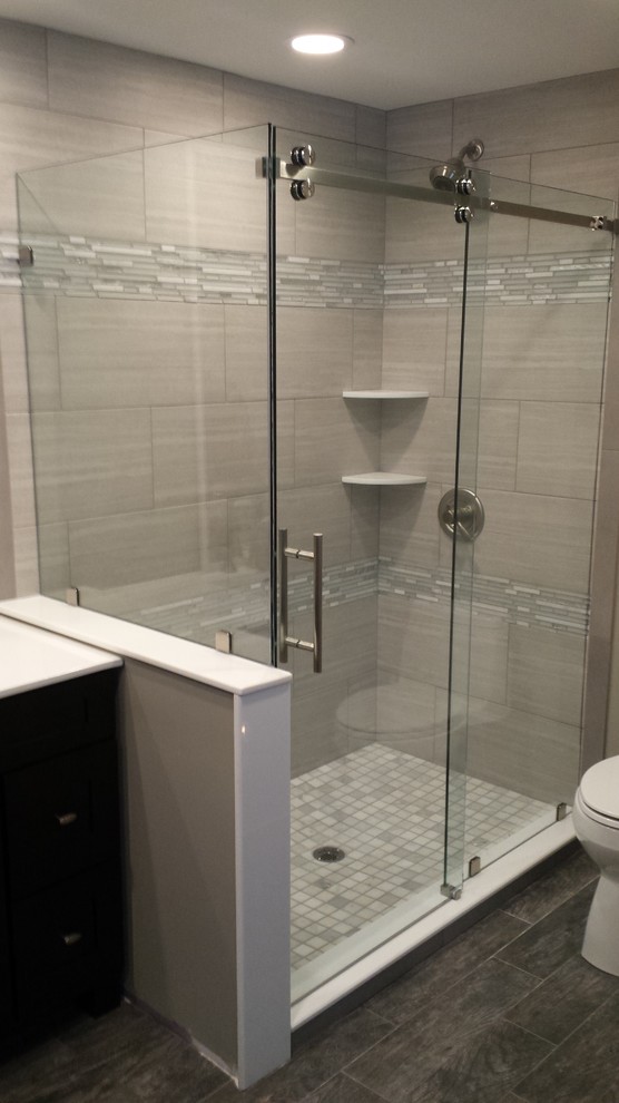 На фото: ванная комната среднего размера в современном стиле с темными деревянными фасадами, угловым душем, раздельным унитазом, серой плиткой, удлиненной плиткой, бежевыми стенами, полом из керамогранита, коричневым полом и душем с раздвижными дверями