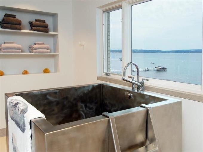 Ispirazione per una stanza da bagno padronale minimalista con vasca giapponese, pareti bianche e lavabo a colonna