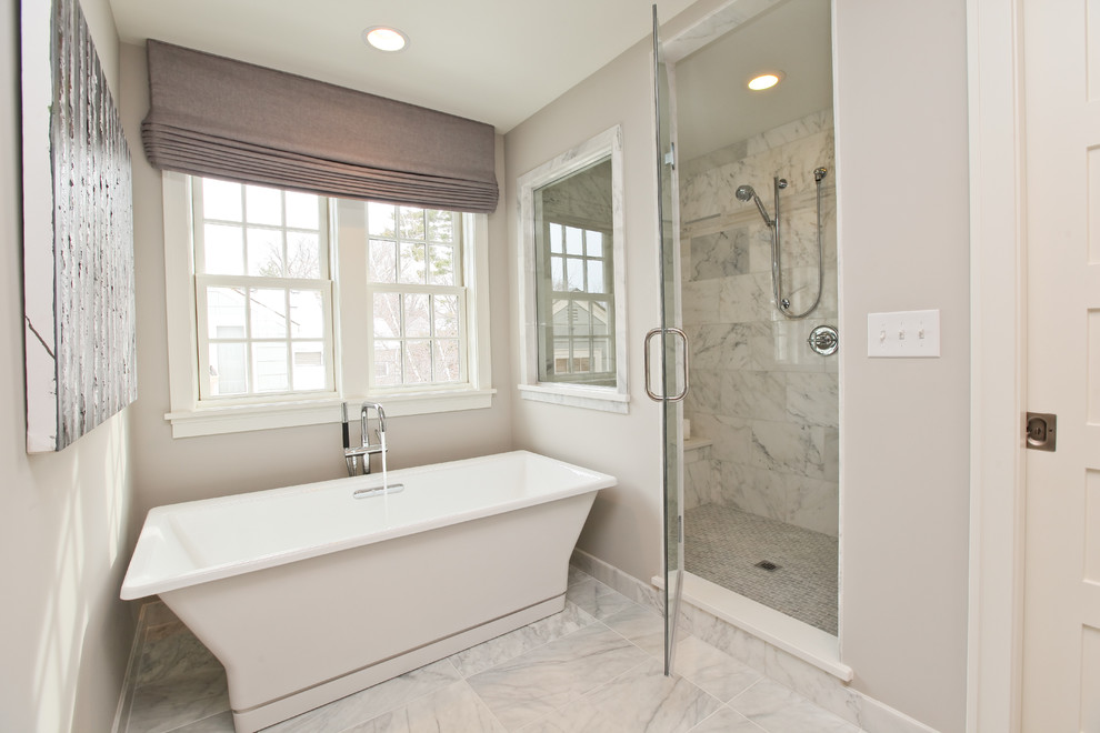 Foto de cuarto de baño contemporáneo con bañera exenta y ventanas